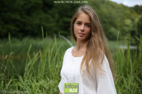 Géraldine Krebs en blouse blanche, dans les hautes herbes (2015)