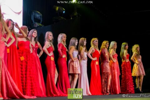 Les candidates de Miss Luxembourg 2016 en robes de soirée, sur scène (août 2015)