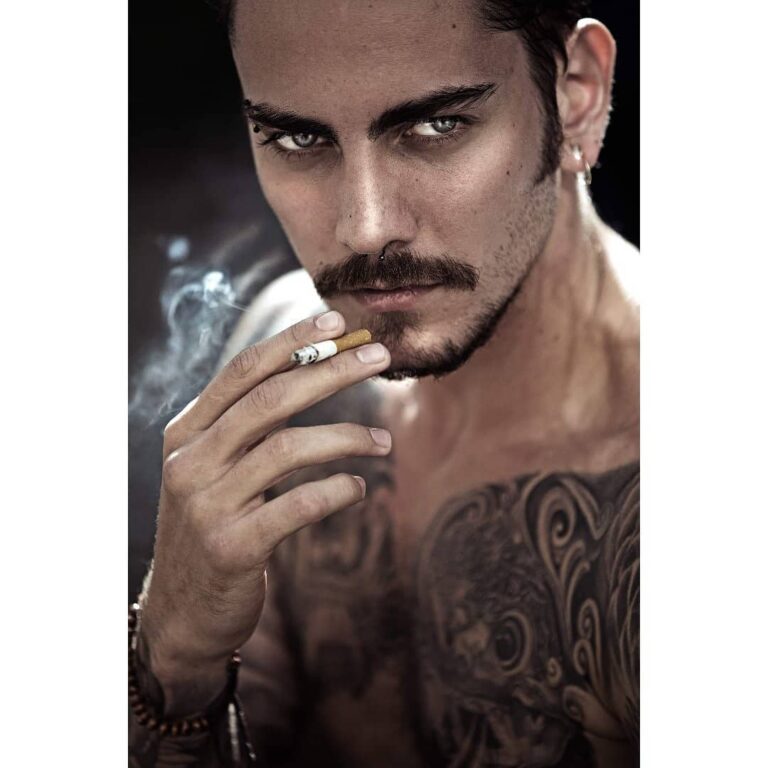 Marc Roger, regard caméra, tatouages sur l’épaule