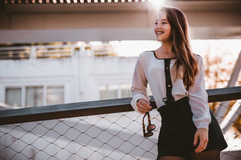 Stéphanie Simoens en chemisier blanc et jupe noire, sur un pont