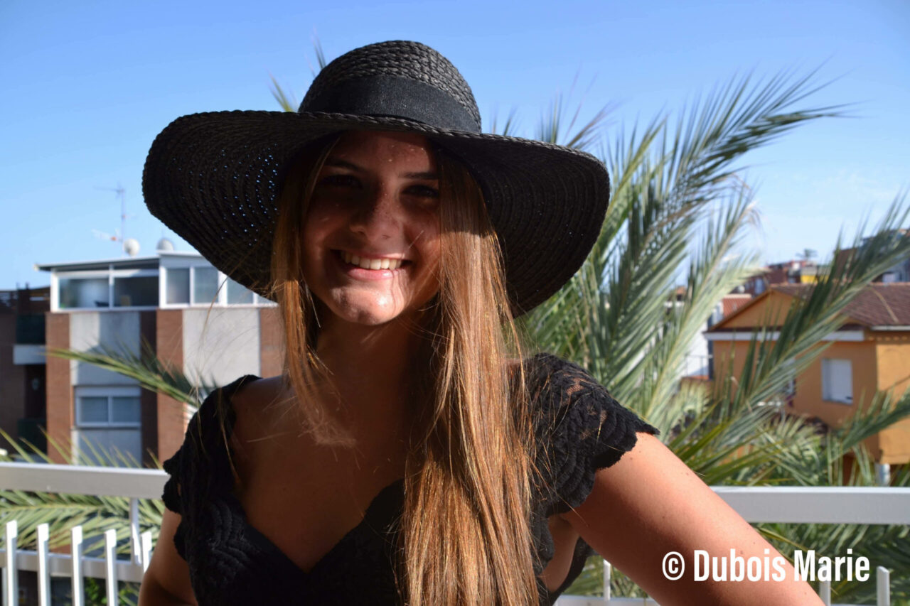 Alizée Sainlez sous un grand chapeau noir (2019)