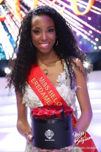 Laura Vanquaillie, écharpe de dauphine et roses rouges, à l’élection de Miss Belgique 2020