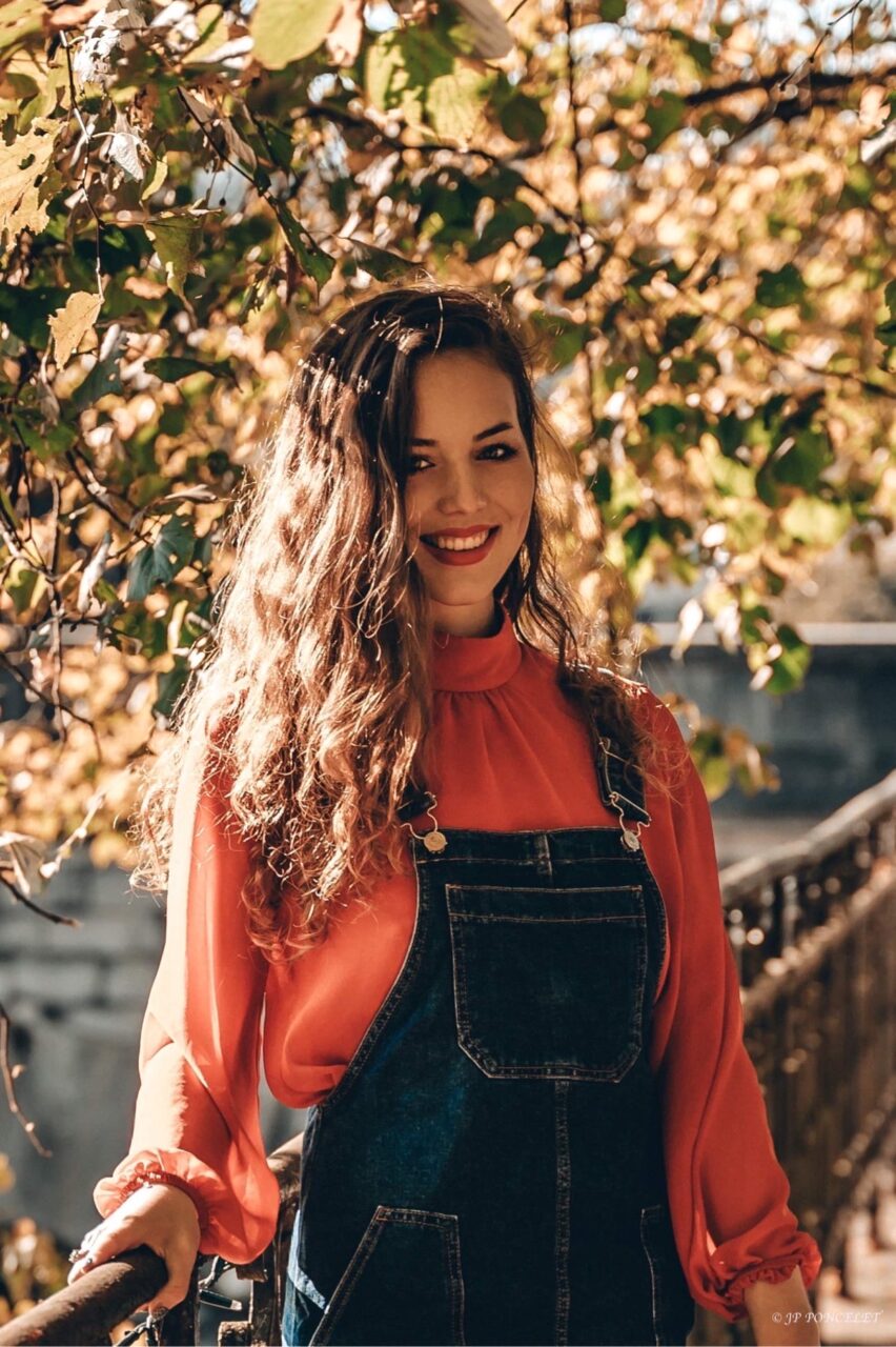 Gwendoline Gouverneur en salopette et chemisier orange