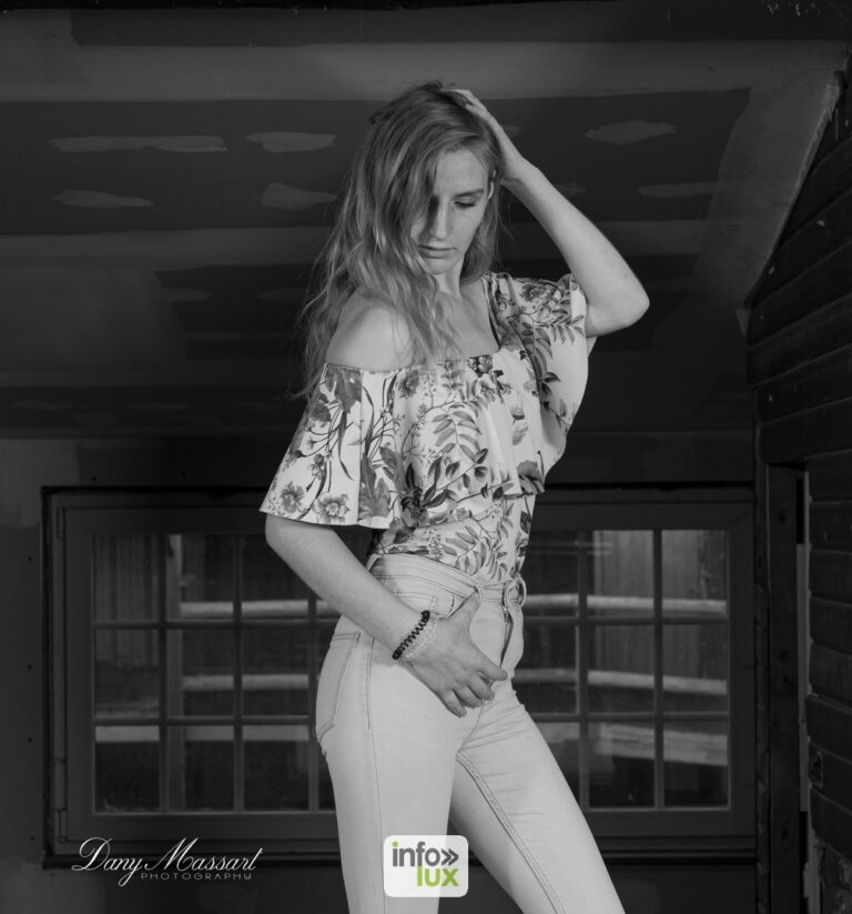 Laura Vervekken en blouse fleurie, en noir et blanc