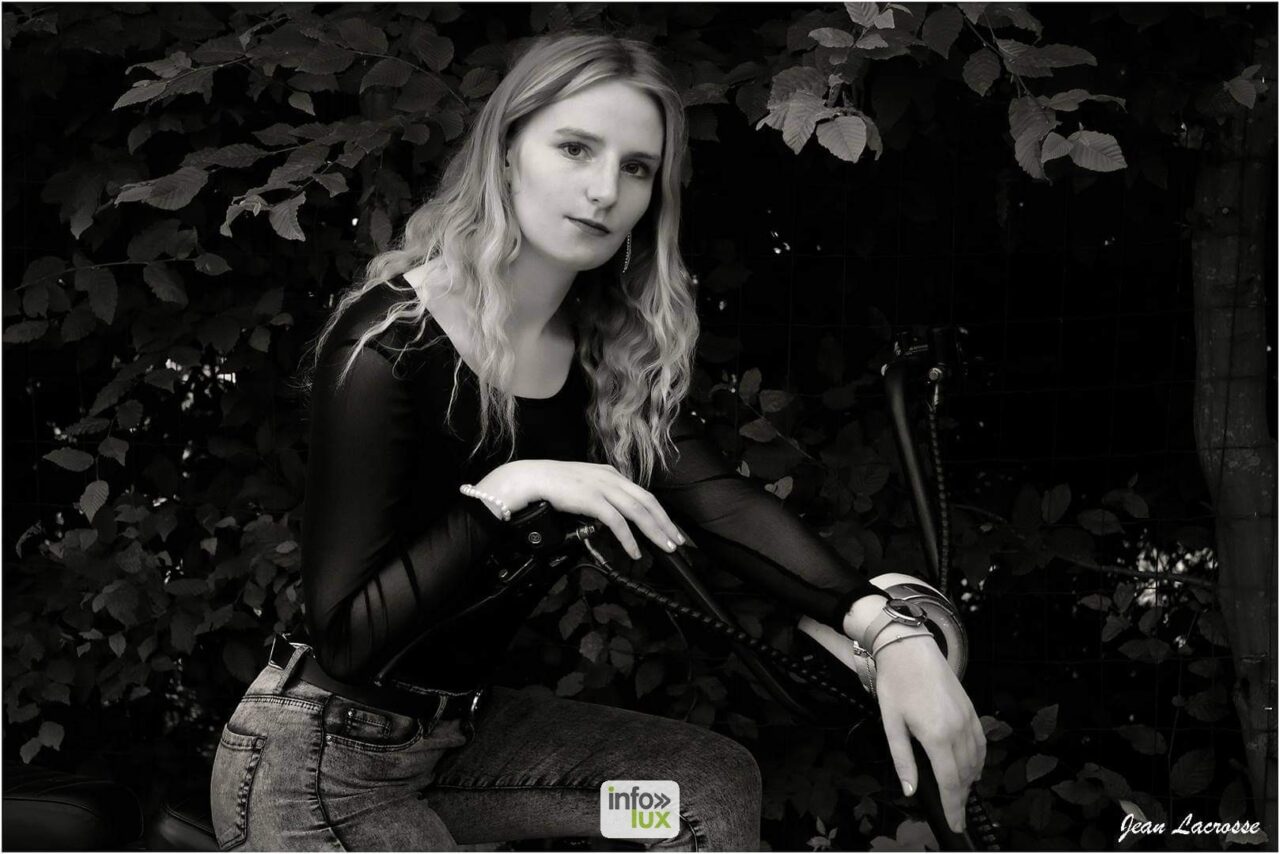 Laura Vervekken au milieu du feuillage, en noir et blanc