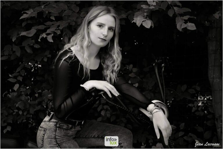 Laura Vervekken au milieu du feuillage, en noir et blanc