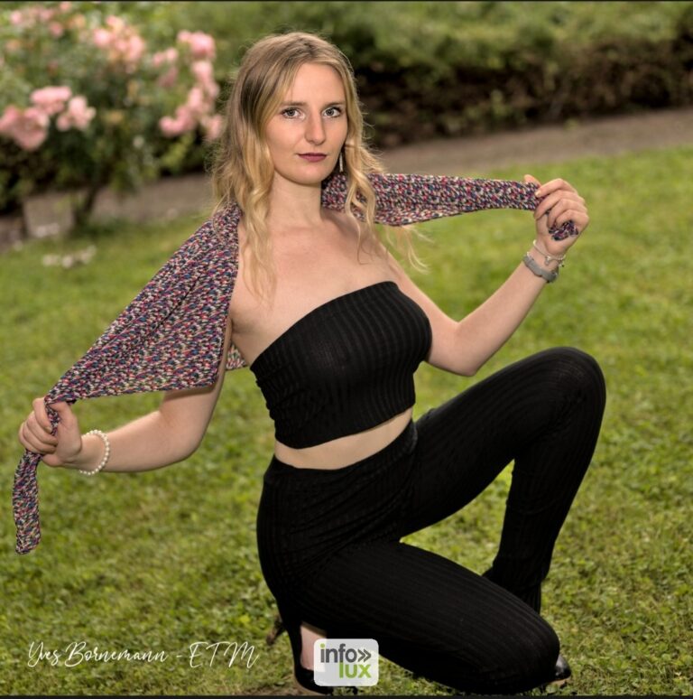 Laura Vervekken au jardin, une étole fleurie sur les épaules