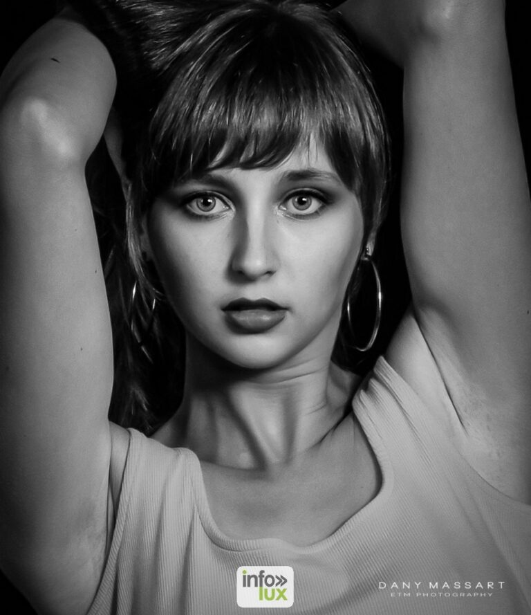Aurélie Duchatelet, les bras levés, en noir et blanc