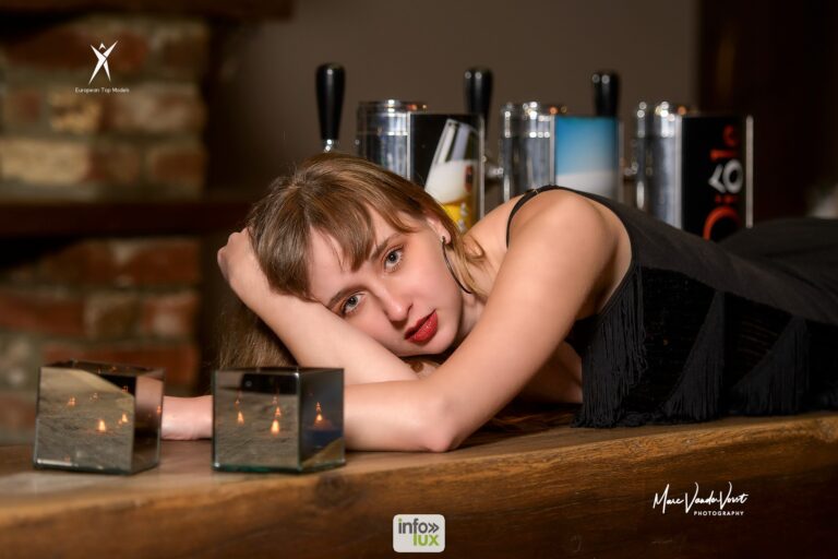 Aurélie Duchatelet accoudée à un comptoir de bar