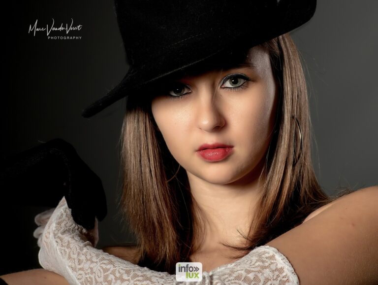 Aurélie Duchatelet sous un chapeau noir