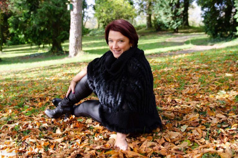 Véronique assise dans les feuilles mortes, en noir