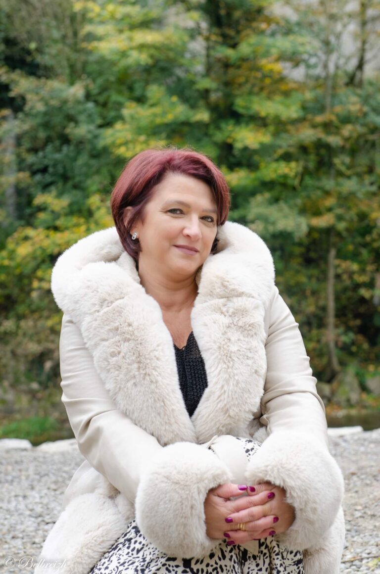 Véronique en manteau à col de fourrure blanc