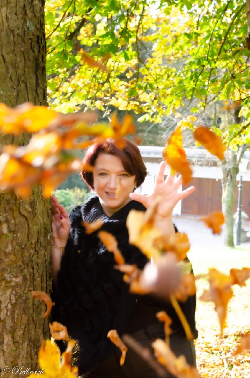 Véronique derrière une pluie de feuilles d’automne