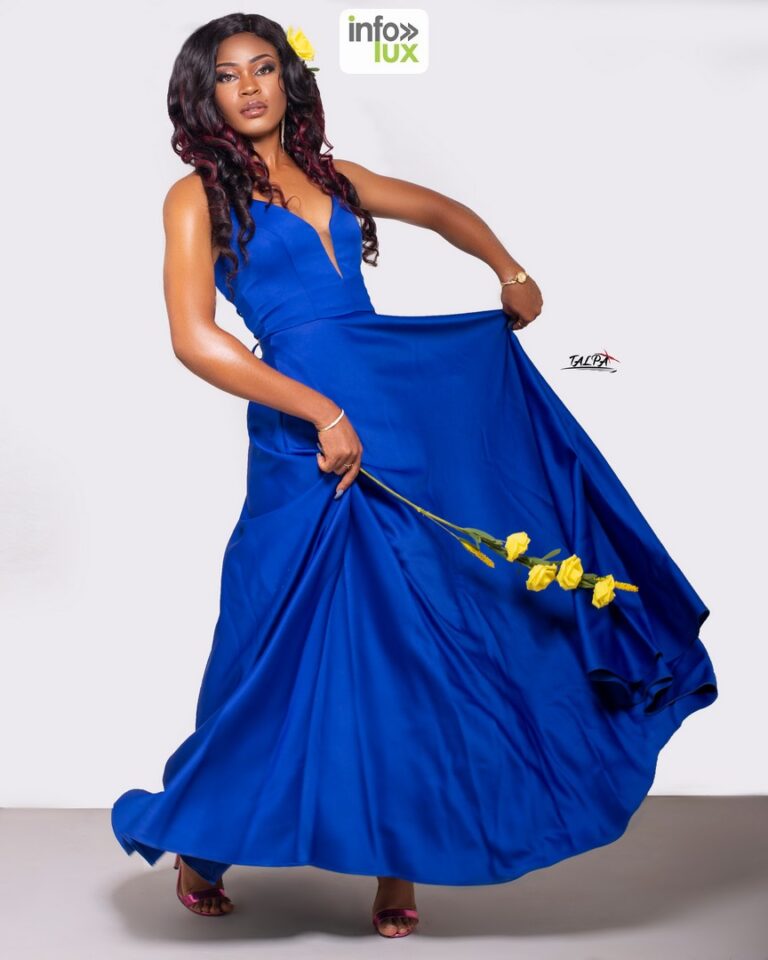 Maeva Righetti fait tourner sa robe bleu roi