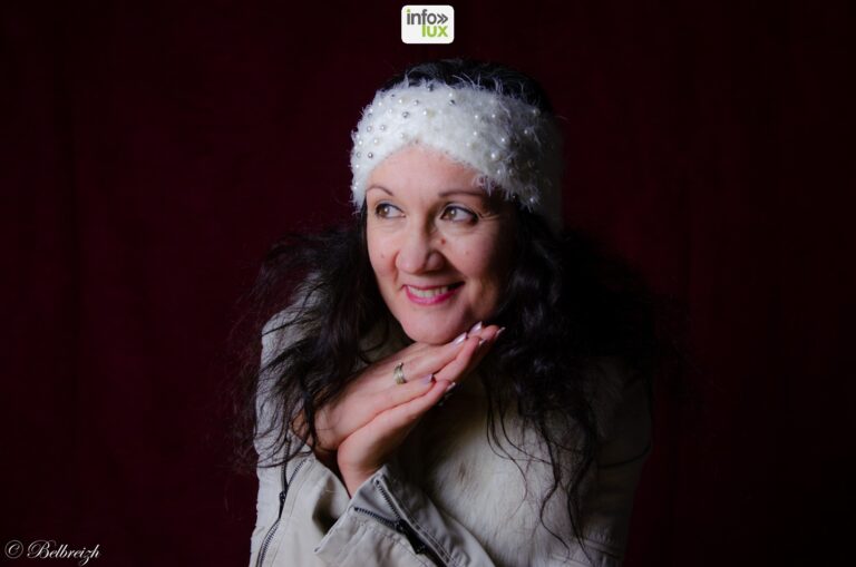 Marysa en bonnet blanc, souriante