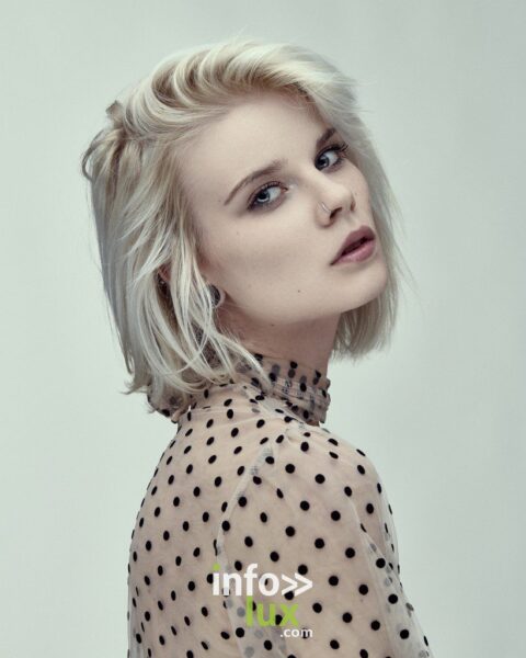 Muriel en blouse à pois, portrait sur fond clair