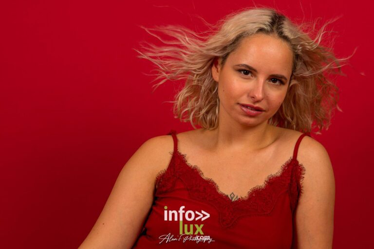 Laureen Louis, cheveux au vent, sur fond rouge