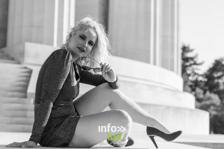 Laureen Louis assise sur les marches d’un monument, en noir et blanc