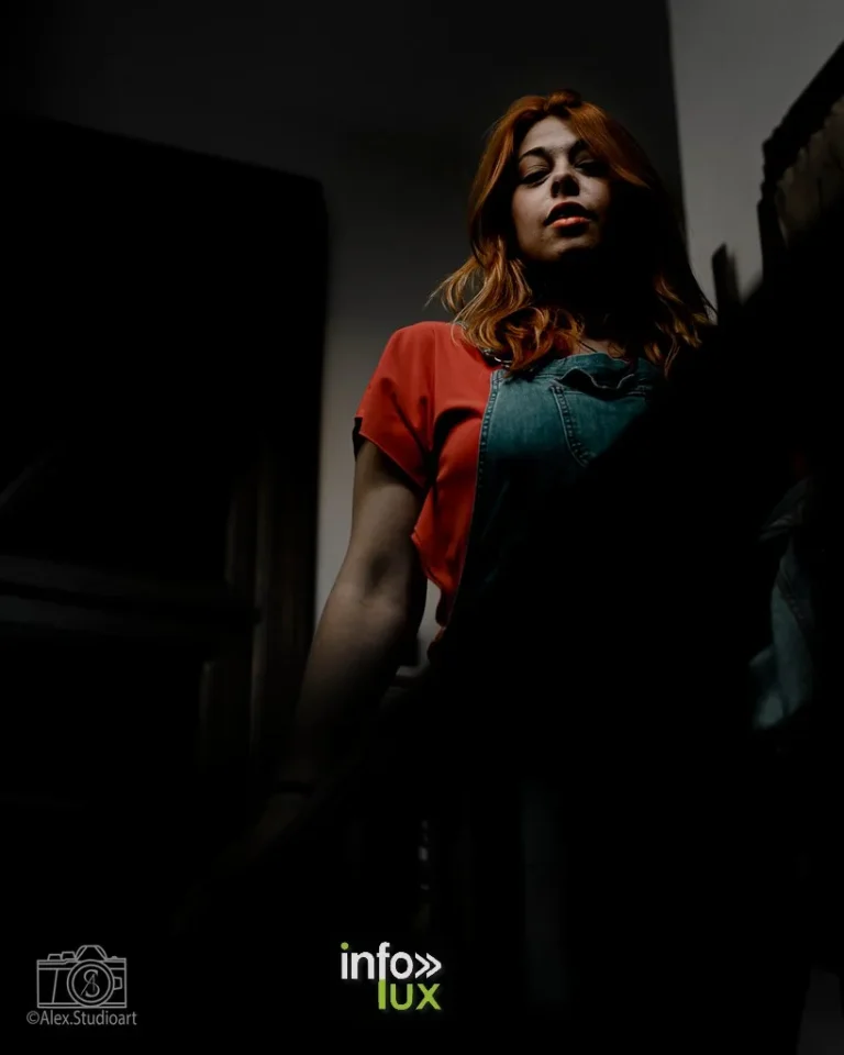 Juliette en salopette et t-shirt rouge, en clair-obscur