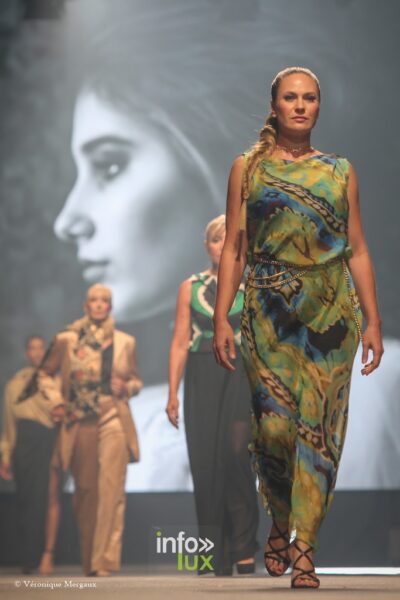 Arlon, 20. September 2024. Langes grün-blau bedrucktes Kleid, Kollektion „Chiaroscuro“ von Hélène Guiot