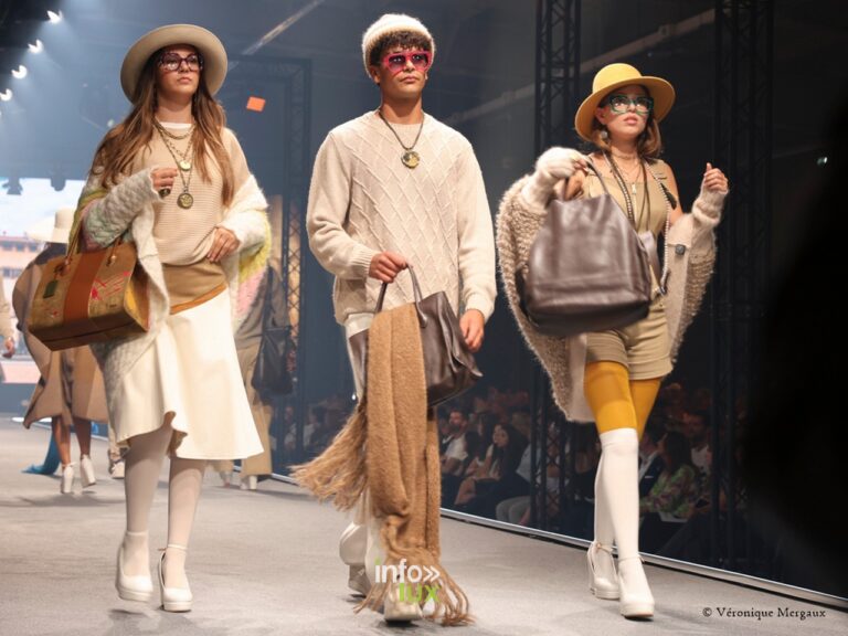 Arlon, 20. September 2024. Damlaws, „Ma Dolce Vita“. Drei Looks am Ende des Laufstegs, Ledertaschen in der Hand