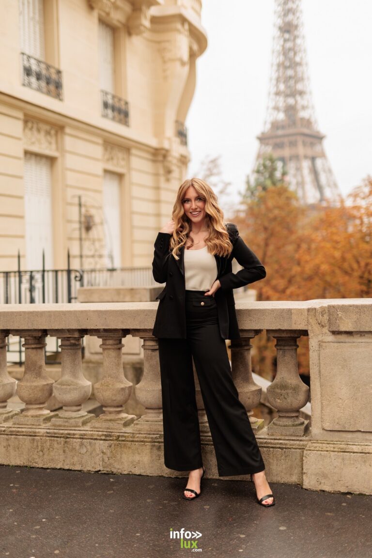 Amélia Bur en tailleur noir, à Paris, devant la tour Eiffel