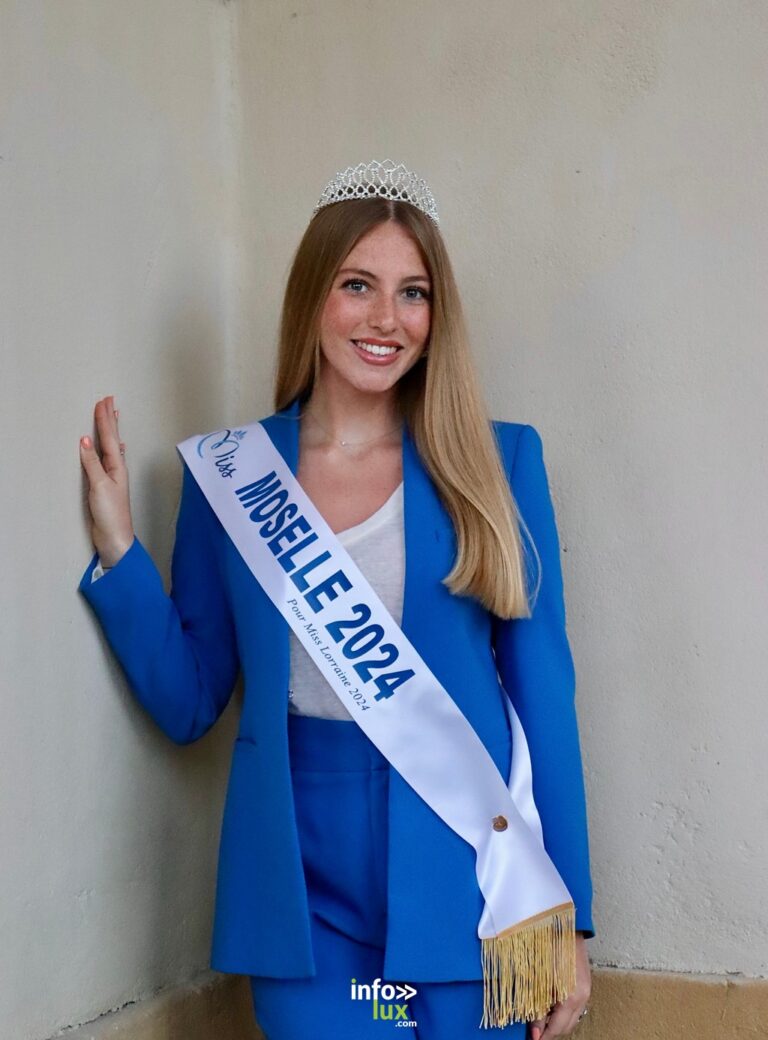 Amélia Bur en tailleur bleu, avec l’écharpe et la couronne de Miss Moselle 2024