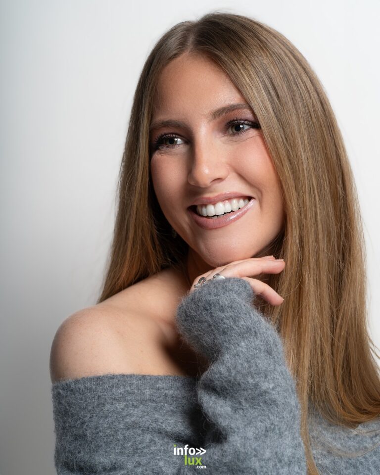 Amélia Bur en pull gris, en studio