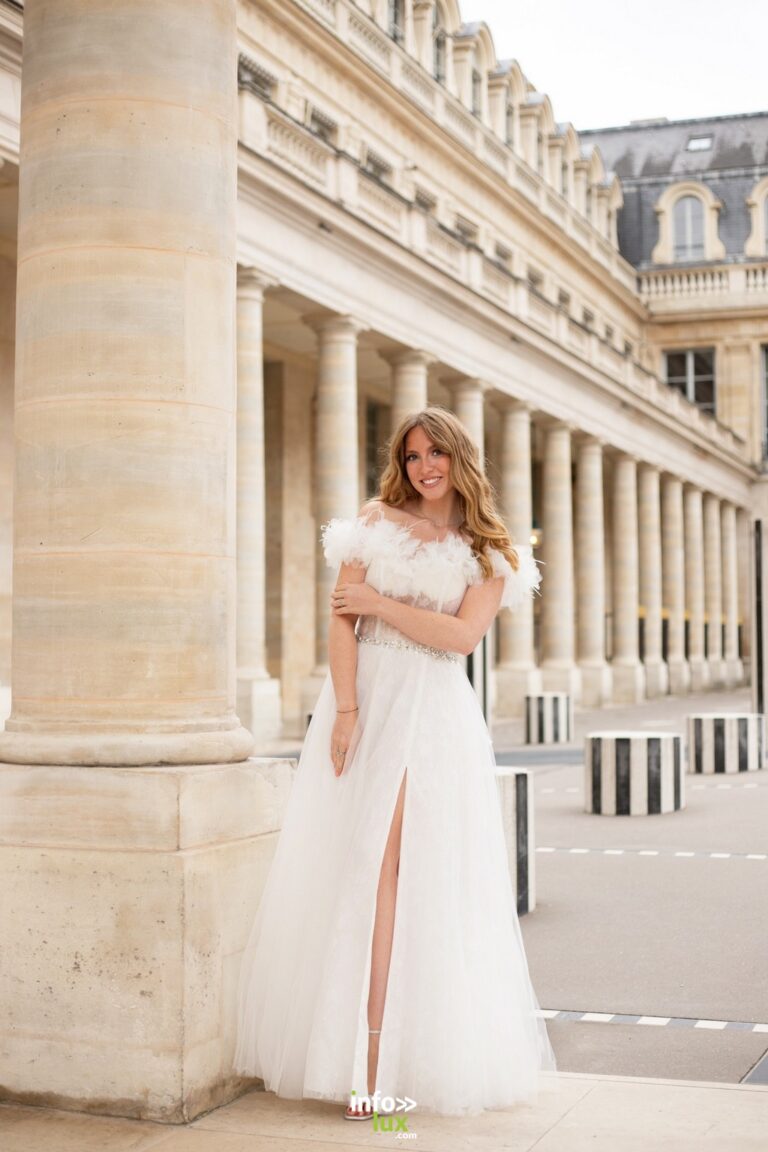 Amélia Bur en robe blanche, sous une colonnade