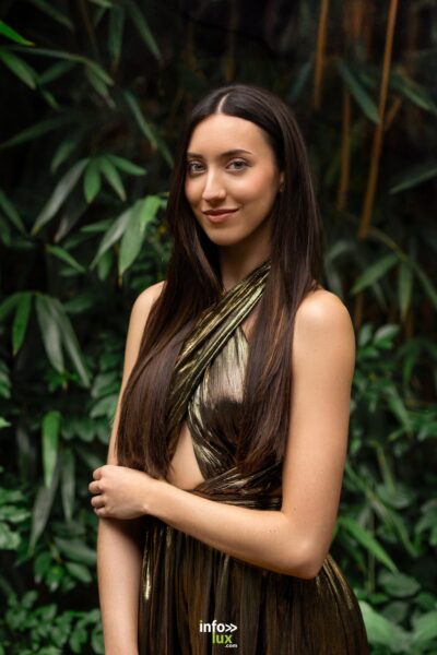 Emma Florean en robe dorée, les bras croisés, sourire