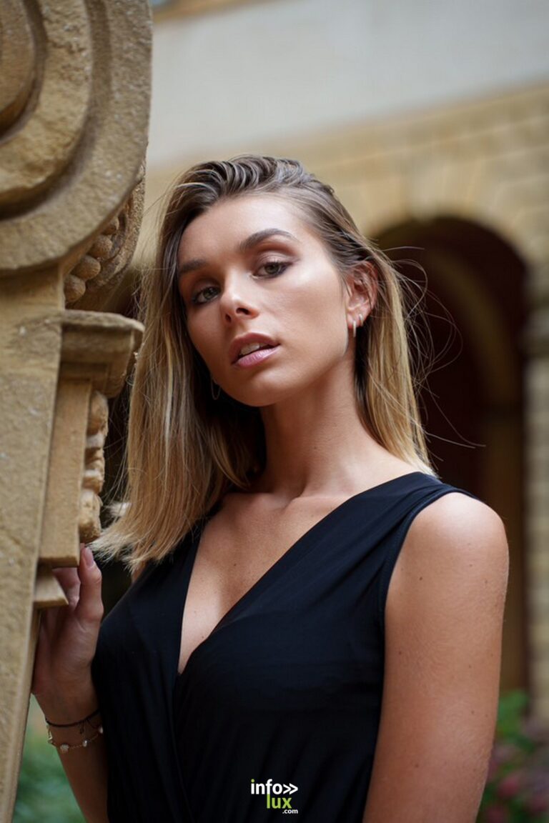 Ilona Parison en noir, contre une colonne sculptée