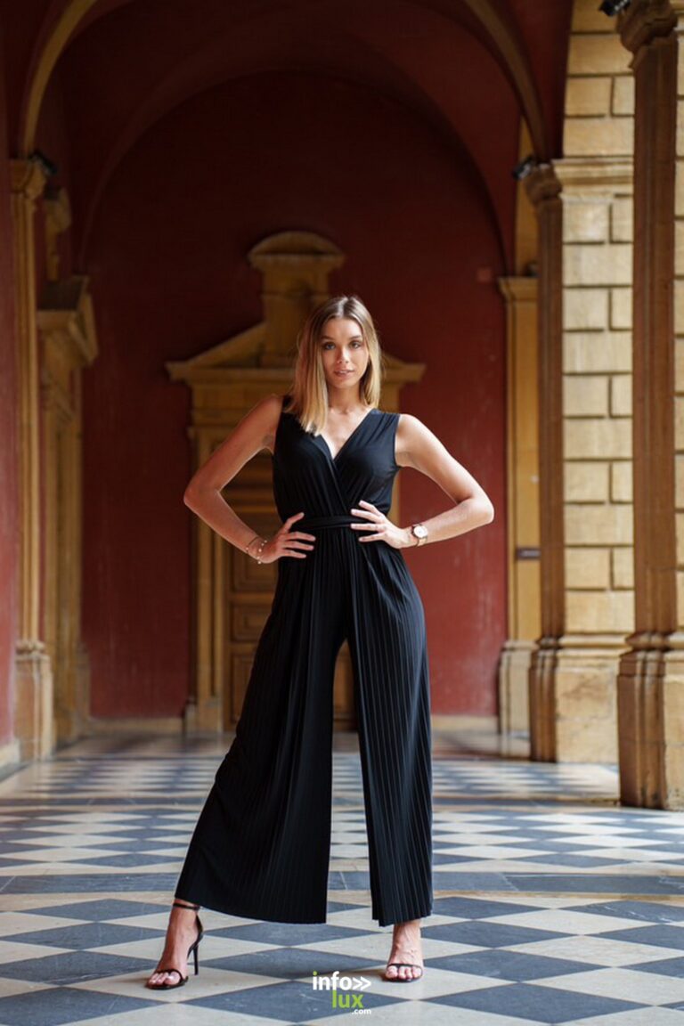 Ilona Parison en combinaison noire, sur un sol en damier