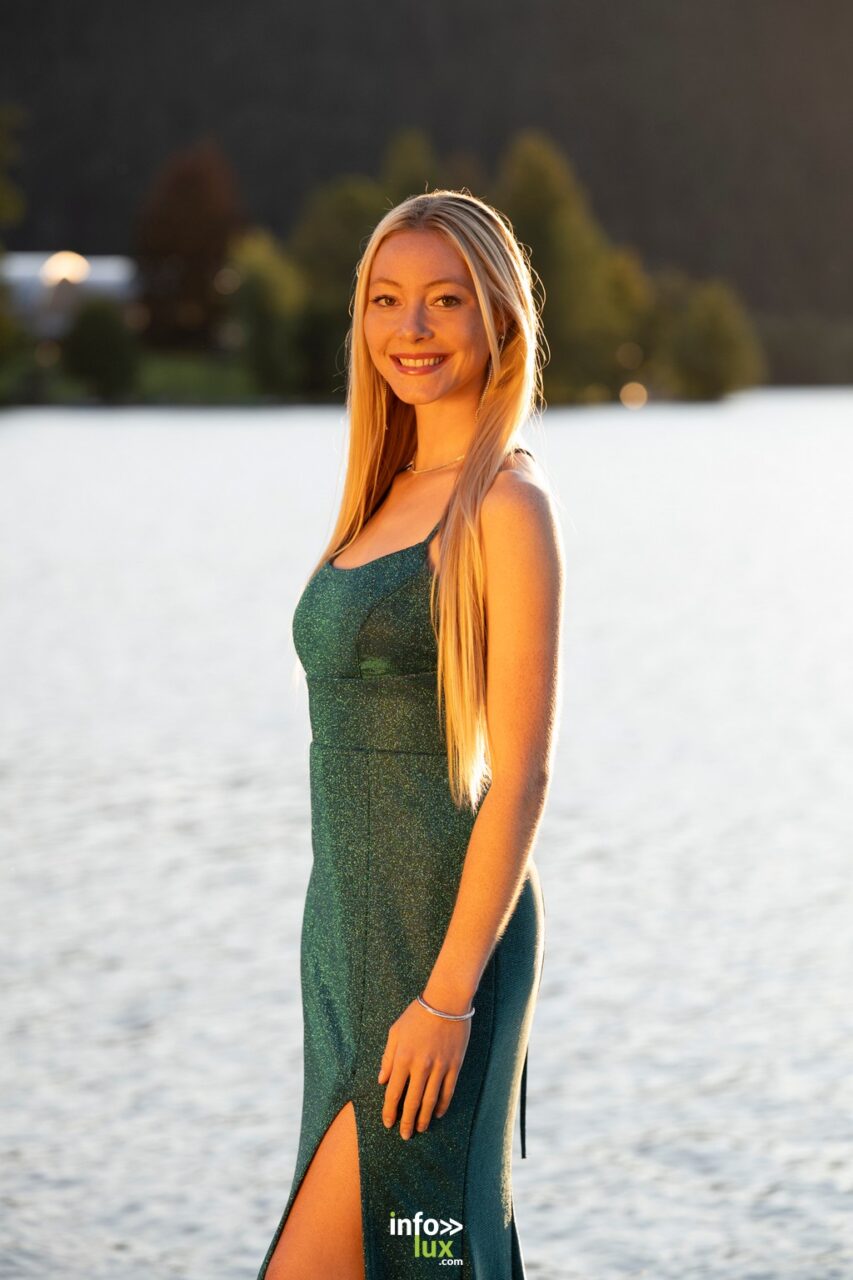 Margot Grivel au bord d’un lac, en robe verte
