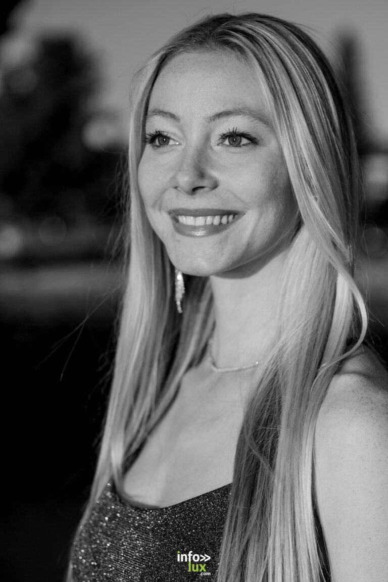 Margot Grivel sourit, en noir et blanc