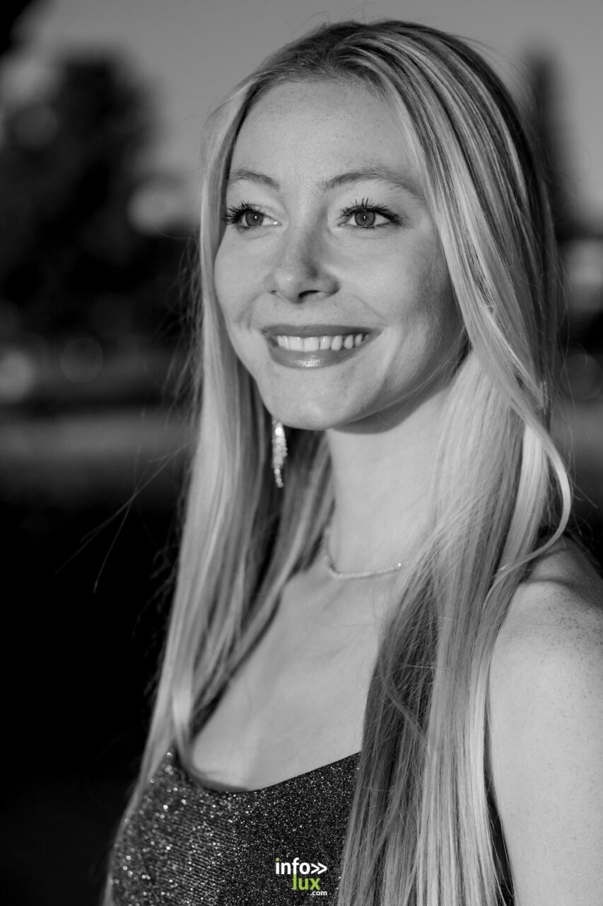 Margot Grivel sourit, en noir et blanc