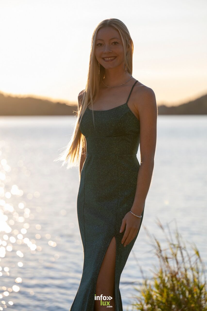 Margot Grivel en robe verte fendue, au bord de l’eau