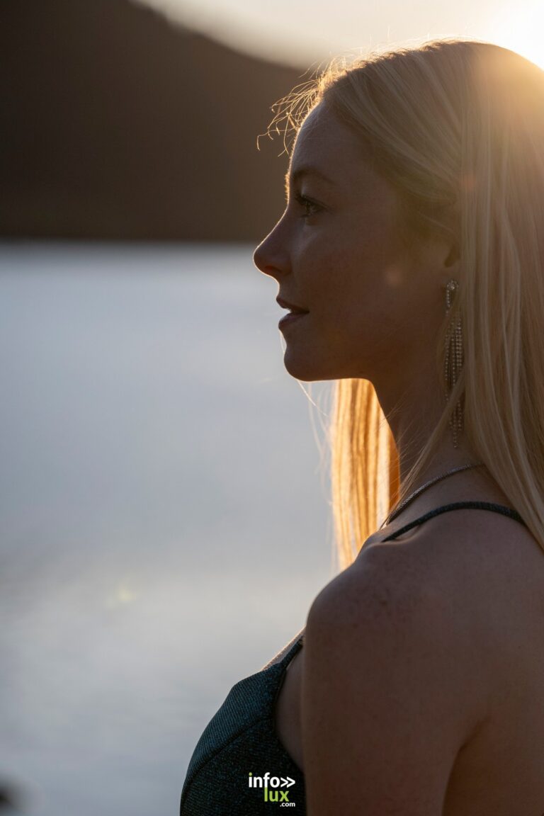Margot Grivel de profil, en contre-jour, face au lac