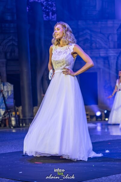 Ilona Parison en robe blanche, sur la scène de Miss Lorraine 2024