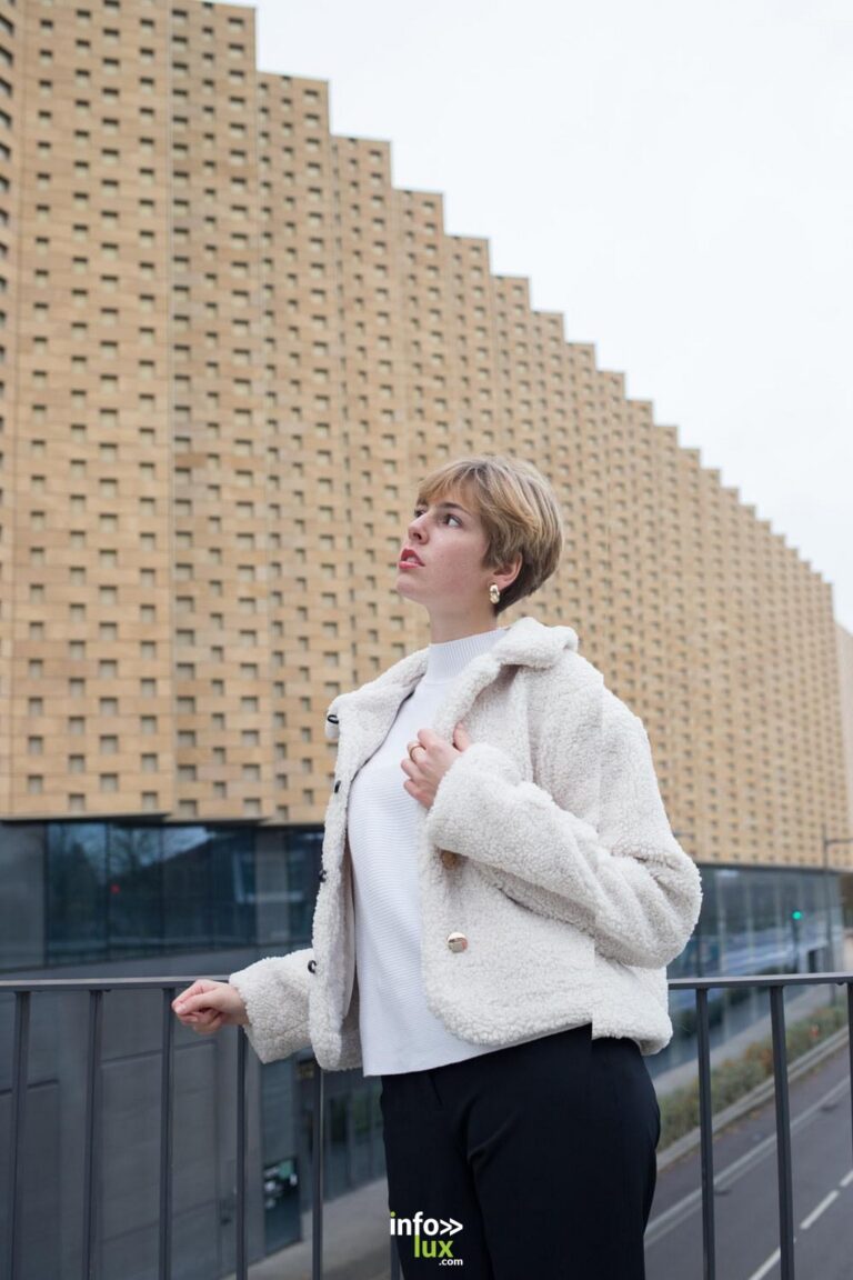 Anaïs Arnould Mousty devant une façade dorée, en manteau blanc