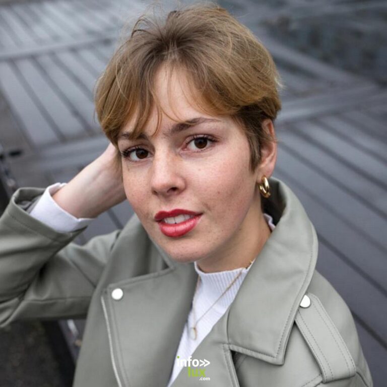 Anaïs Arnould Mousty en gros plan, rouge à lèvres et veste kaki