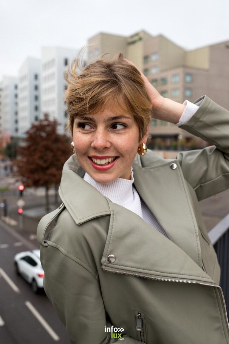 Anaïs Arnould Mousty, veste kaki et col roulé blanc, en ville