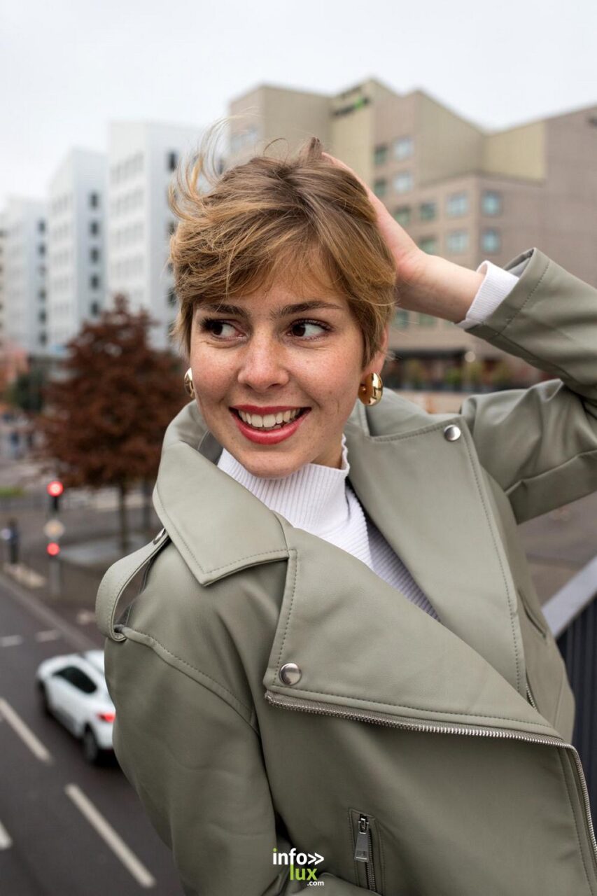 Anaïs Arnould Mousty, veste kaki et col roulé blanc, en ville