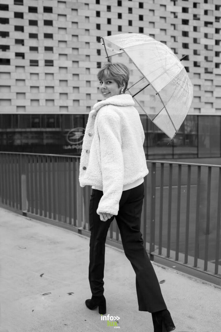 Anaïs Arnould Mousty sous un parapluie transparent, en noir et blanc