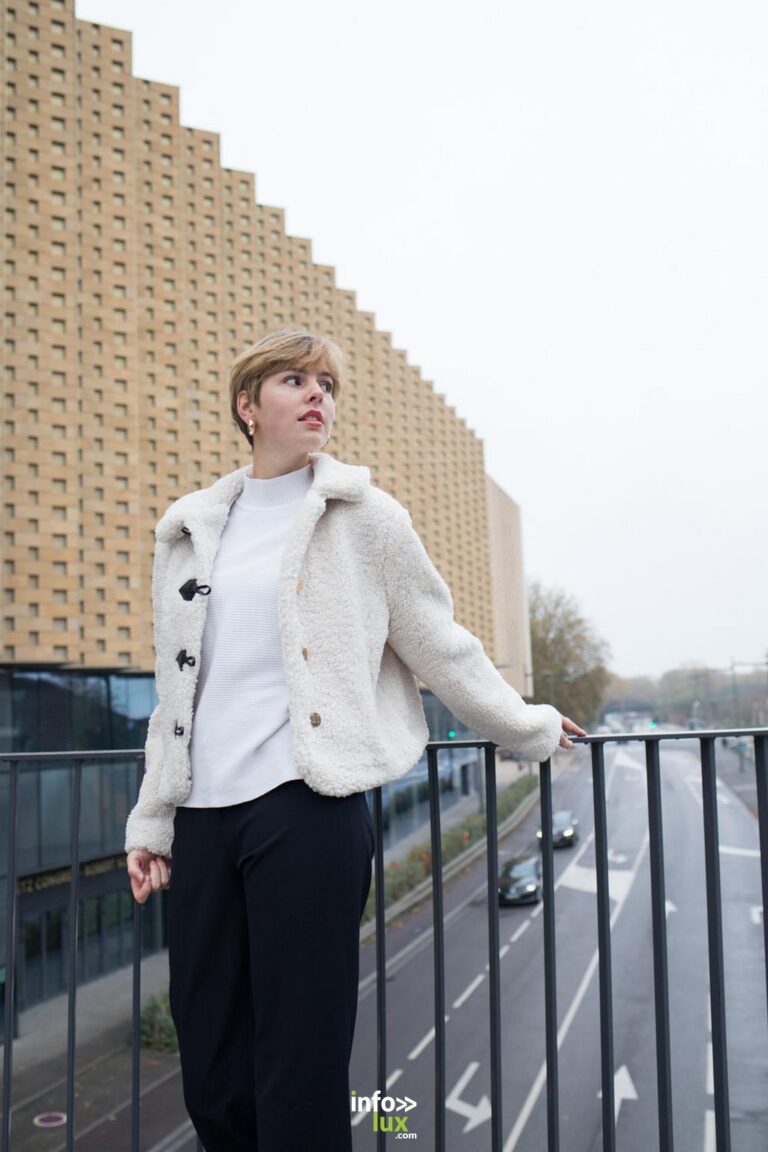 Anaïs Arnould Mousty accoudée à une rambarde, en manteau blanc