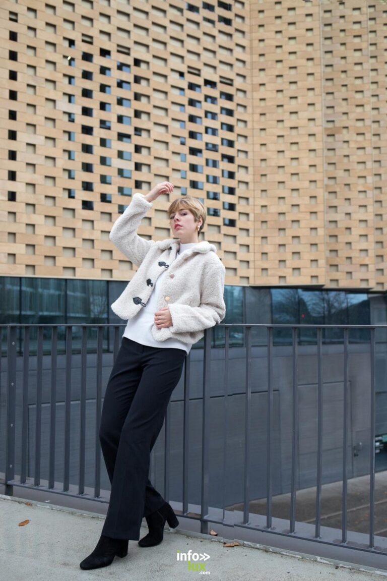 Anaïs Arnould Mousty en pied, sur une passerelle