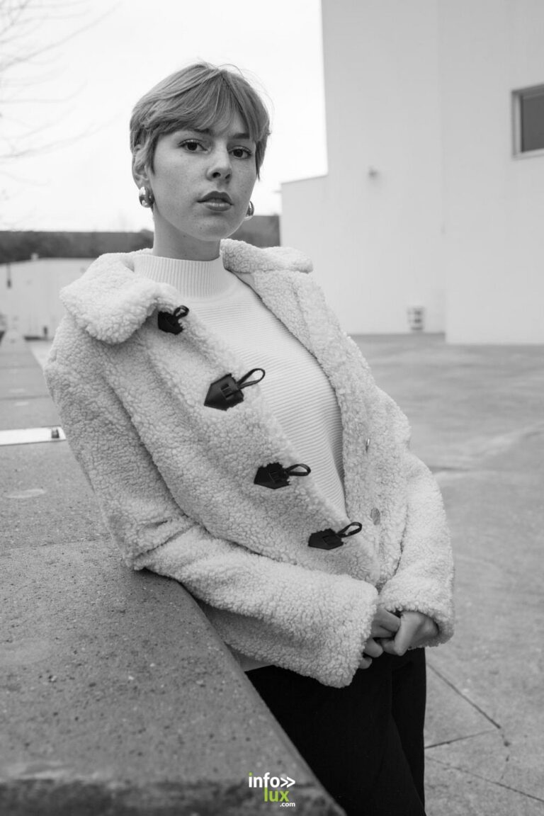 Anaïs Arnould Mousty en manteau à brandebourgs, en noir et blanc