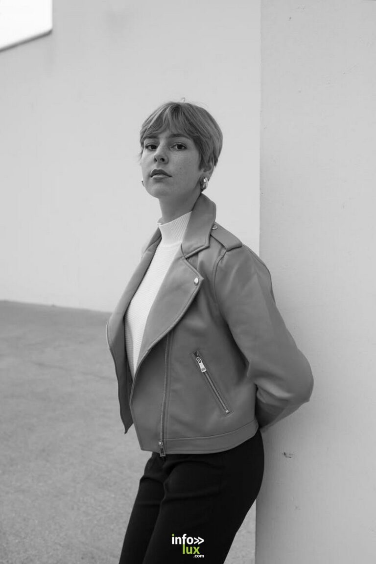 Anaïs Arnould Mousty en veste de cuir, le regard levé, en noir et blanc