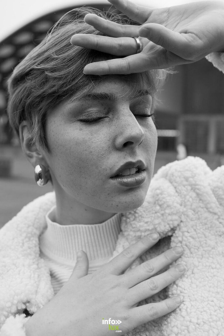 Anaïs Arnould Mousty, les yeux fermés, la main sur le front, en noir et blanc