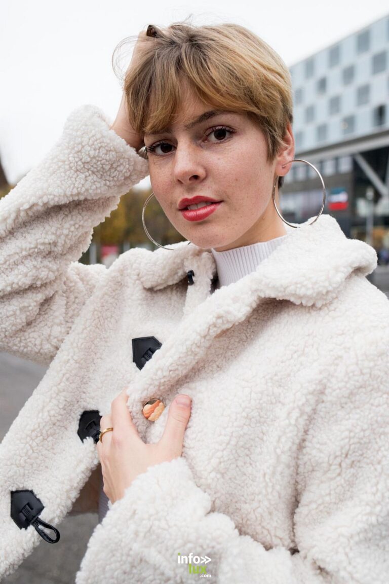 Anaïs Arnould Mousty en manteau blanc à boutons, créoles dorées