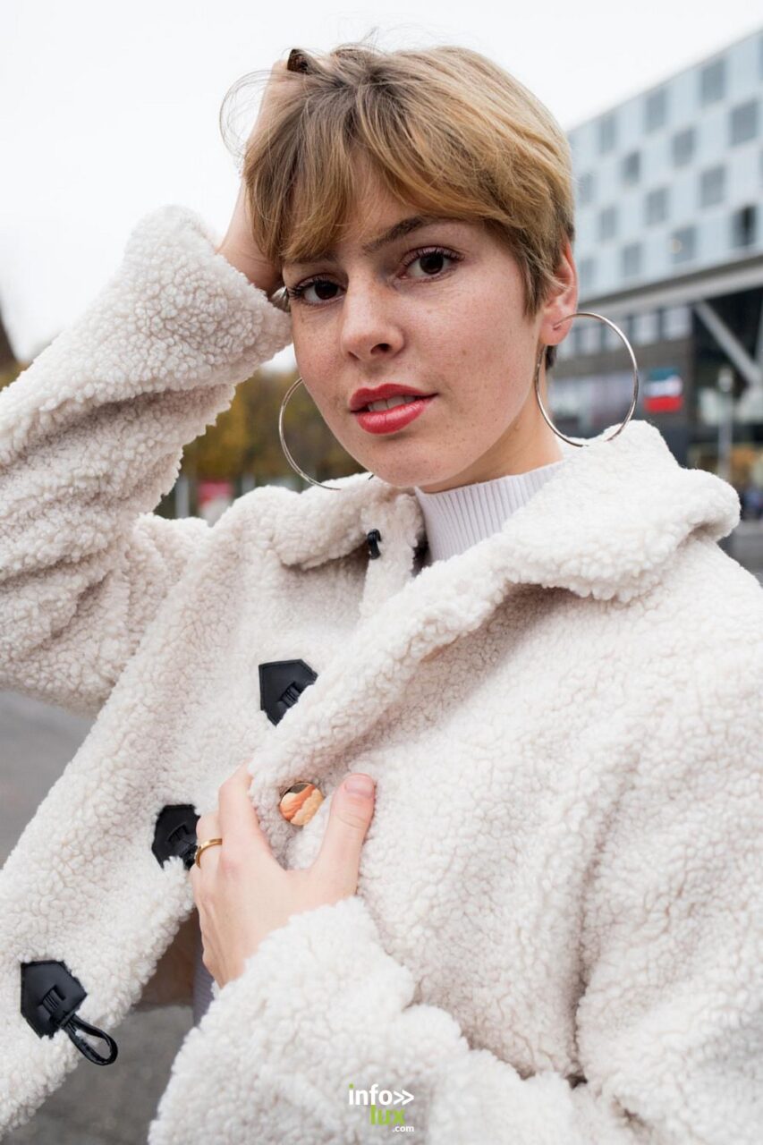Anaïs Arnould Mousty en manteau blanc à boutons, créoles dorées